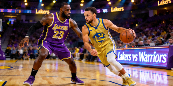 NBA常规赛洛杉矶湖人队对阵金州勇士队，詹姆斯与库里的关键对位画面